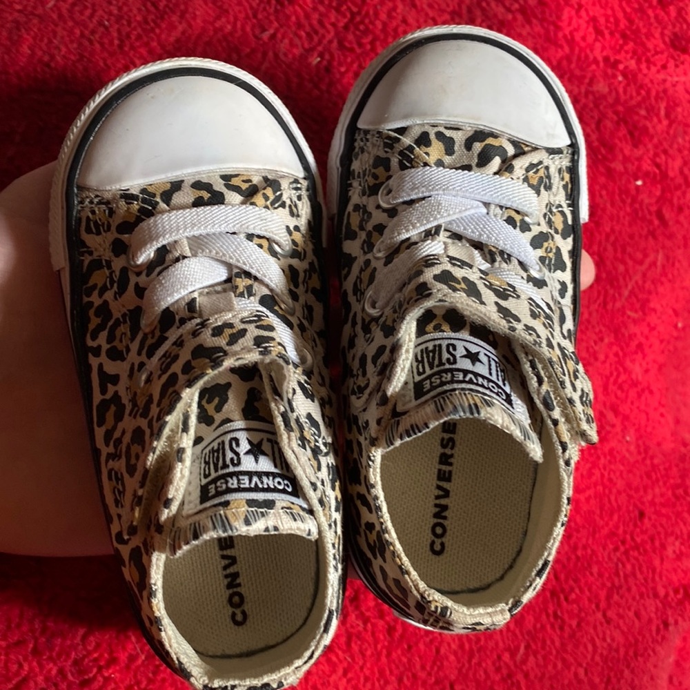 Size 6 toddler converse sneaker